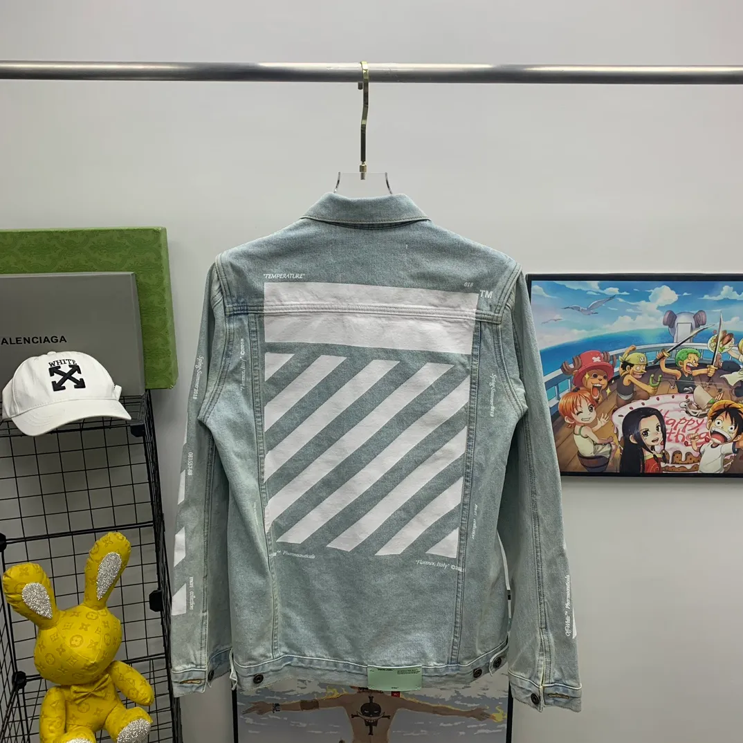 Top tested version OFF WHITE OW new tape patch arrow Zebra crossing OW men and women couple denim jacket original quality 22 brand new official collar label, the real over-the-top version Off-white 2022SS BLACK TAPE ARROWS DENIM JACKET tape denim jacket, obvious signature, unique high street style! The latest rubber strip industrial style elements in spring and summer (the main focus this season), heavy denim, more tough and retro, the main elements are heavily processed and have a micro profile, which can be worn by both men and women! Street arrow denim, a full set of customized accessories! Strict quality control! The same level as purchasing counters! Extremely difficult, don’t be afraid of any comparison! Color: washed blue Size: XS-L P:560